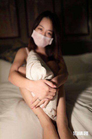 男人扒开女人双腿猛进女人机机里